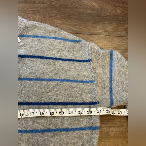 NWT American Eagle Oatmeal Gray With Blue Stripes Sweater XS Oversized - Picture 4 of 8